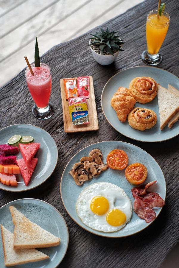 Blue Harbor Beachfront & Resto होटल 4*