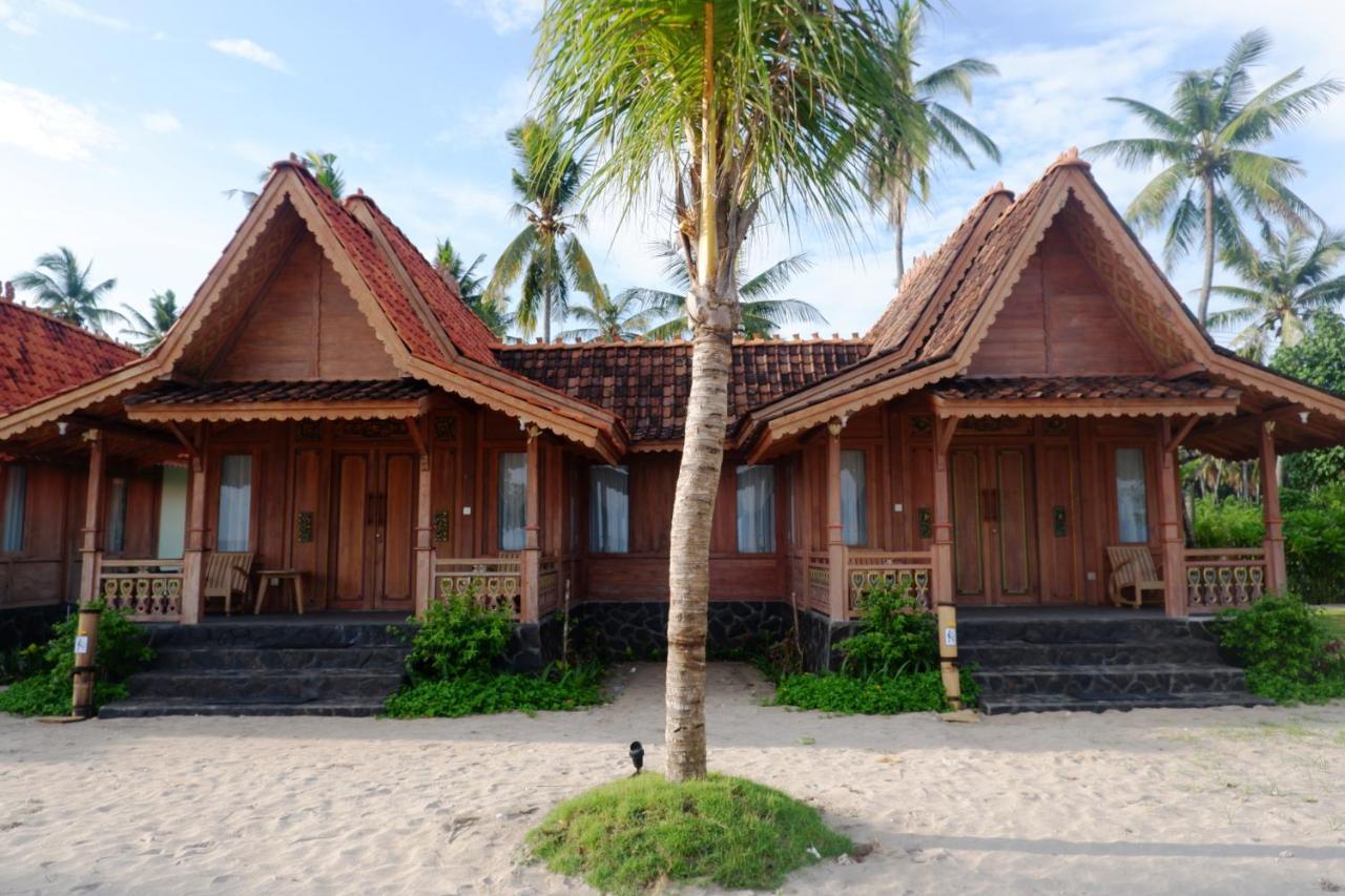 Hotel Blue Harbor Beachfront & Resto Toyapakeh