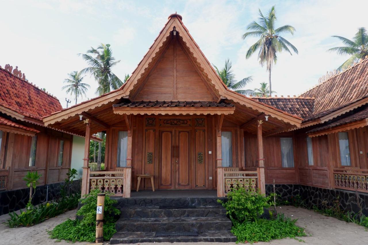 Hotel Blue Harbor Beachfront & Resto Ped
